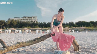 Соня Метелица занимается сексом на пляже, сцена в фильме «Под вестью» (2022)