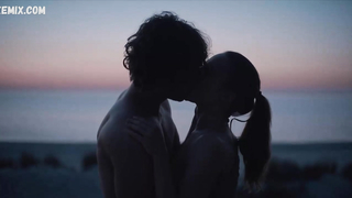 Соня Метелица занимается сексом на пляже, сцена в фильме «Под вестью» (2022)