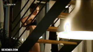 Karin Hanczewski, Alarm fur Cobra 11 s19e02 (2013) dizisindeki çıplak göğüsleri gösteriyor