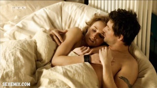 Karin Hanczewski, Alarm fur Cobra 11 s19e02 (2013) dizisindeki çıplak göğüsleri gösteriyor