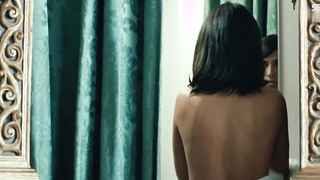 Olivia Magnani, Le conseguenze dell'amore (2004) filminde çıplak göğüsleri göstermişti.