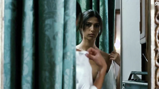 Olivia Magnani, Le conseguenze dell'amore (2004) filminde çıplak göğüsleri göstermişti.