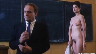 Валери Заррук показывает голую грудь, киску, сцену в фильме «Она» (1995)