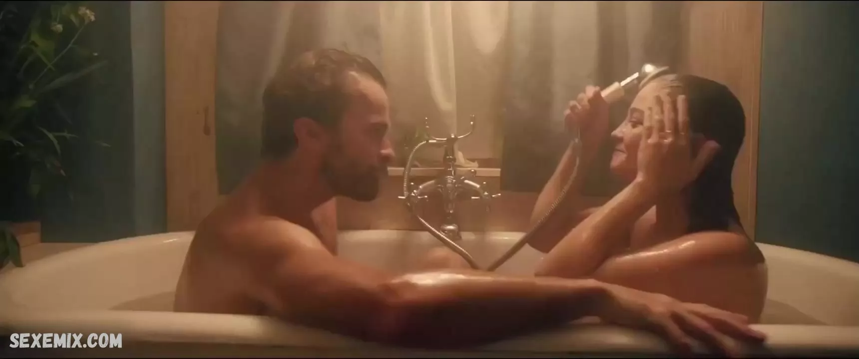 Sophie De Furst nue prenant un bain, scène dans Silence (2017)