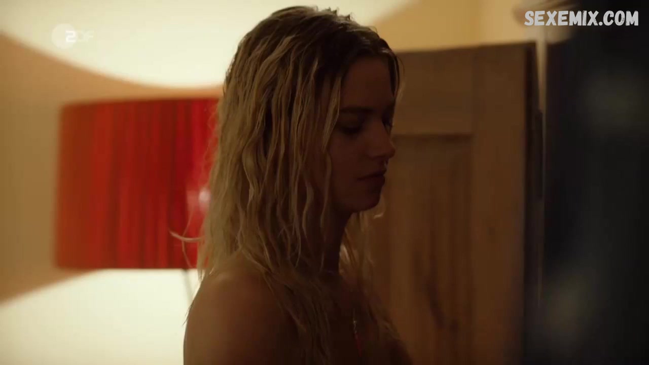 Hanna Binke has flashed naked ass in that movie Fruhling-Alte Liebe, neue  Liebe (2022)
