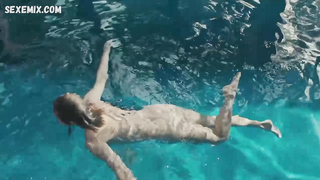 Viv Albertine mostra seios nus, arbusto, cena em Exposição (2013)