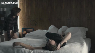 Viv Albertine mostra seios nus, arbusto, cena em Exposição (2013)