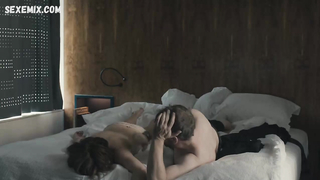 Viv Albertine mostra seios nus, arbusto, cena em Exposição (2013)