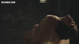 Viv Albertine mostra seios nus, arbusto, cena em Exposição (2013)