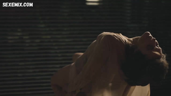 Viv Albertine mostra il seno nudo, il cespuglio, la scena in Exhibition (2013)