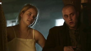 Anastasiya Butkova montre une nudité implicite, scène dans la série télévisée Uchenosti plody s01e01 (2022)