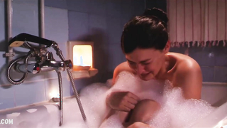 Marta Nieto nos mostra um bom decote - La cripta, el ultimo secreto (2020)