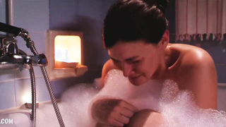 Marta Nieto nos mostra um bom decote - La cripta, el ultimo secreto (2020)