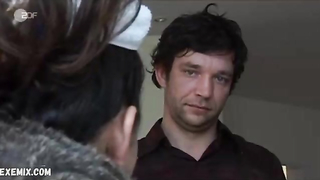 Saralisa Volm, Dancing with Devils (2008) filmindeki çıplak göğüsleri ve kıçını gösteriyor