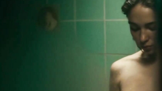 Scène de seins de Matilda de Angelis dans Atlas (2021)