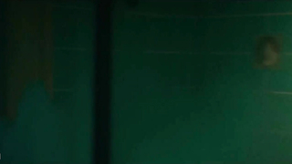 Scène de seins de Matilda de Angelis dans Atlas (2021)