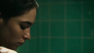 Scène de seins de Matilda de Angelis dans Atlas (2021)