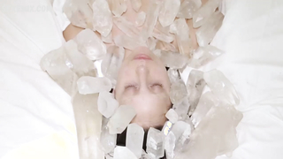 Lady Gaga mostra seios nus, bucetinha e nudez frontal completa - O Método Abramovic praticado por Lady Gaga (2013)