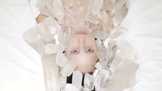 Lady Gaga mostra seios nus, bucetinha e nudez frontal completa - O Método Abramovic praticado por Lady Gaga (2013)