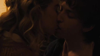 Scena sexy di Vanessa Kirby in Italian Studies (2021)
