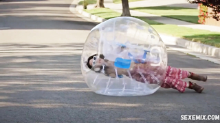 Whitney Cummings está bem gostosa de biquíni, cena do filme “How It Ends” (2021)