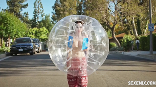 Whitney Cummings está bem gostosa de biquíni, cena do filme “How It Ends” (2021)