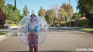 Whitney Cummings está bem gostosa de biquíni, cena do filme “How It Ends” (2021)