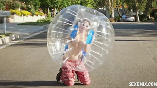 Whitney Cummings está bem gostosa de biquíni, cena do filme “How It Ends” (2021)