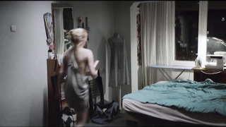 Scena di nudo con Valeria Khilko dal film Weightlifter (Sztangista) (2018)