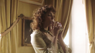 Sara Etienne (Sara Linaje) est sexy dans le film « Quand la fièvre arrive »