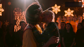 Christina Kartchner Lee Rodriguez Never Have I Ever'deki Lezbiyen Sahnesi