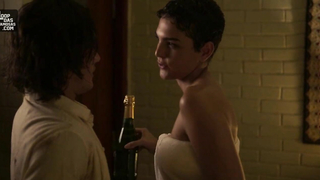 L'actrice Julia Konrad nue dans des scènes de série