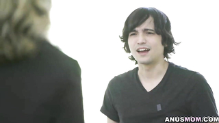 Ricky, onu rahat bırakması karşılığında milf Lilly ile erotik bir anlaşma yapar