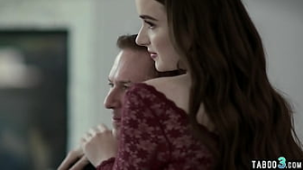 Ado aux gros seins disant merci à son beau-père pervers