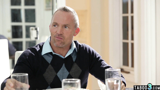 Sapık üvey baba üvey kızlarının en yakın arkadaşlarının taze amını beceriyor