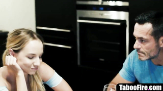 Падчерица не просыпается, когда отчим трахает ее молодого лучшего друга в одной постели