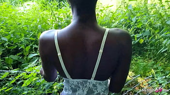 Deutscher schwarzer Ebenholz-Teenager Zaawaadi, schneller Sex im Freien mit weißem Kerl