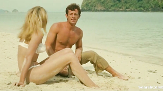 Ursula Andress en sus orejas 1966