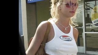 Britney Spears Çıplak ve Külotsuz Etek Derlemesi