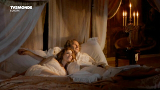 Marie-Josee Croze çıplak - La certosa di Parma (2012)