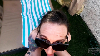 Sinn Sage не снимает очки при отсосе.