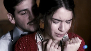 Claudia Traisac scène de nu dans La Sonata Del Silencio s01e07 (2016)