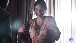 Claudia Traisac scène de nu dans La Sonata Del Silencio s01e07 (2016)