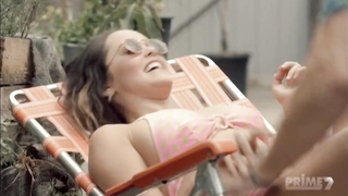 Rebecca Breeds dans la scène sexy de Molly s01e01-02 sortie en 2016.