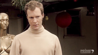 Rebecca Breeds dans la scène sexy de Molly s01e01-02 sortie en 2016.