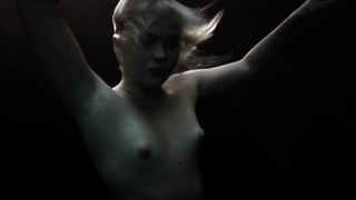 Hannah Glasby dans le film Drown a été vue plongeant dans l'eau entièrement nue