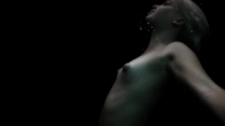 Hannah Glasby dans le film Drown a été vue plongeant dans l'eau entièrement nue