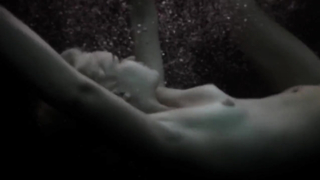Hannah Glasby dans le film Drown a été vue plongeant dans l'eau entièrement nue