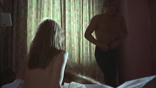 Паула Мур в обнажённой сцене из «Партии удовольствий» Она показывает нам свои сиськи.