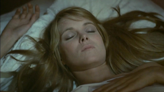 Паула Мур в обнажённой сцене из «Партии удовольствий» Она показывает нам свои сиськи.